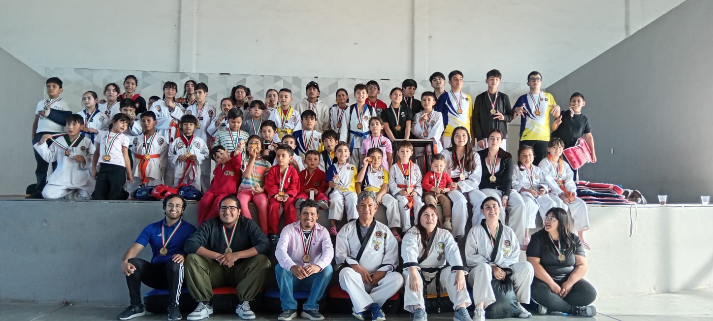 Alumnos con medallas de torneo