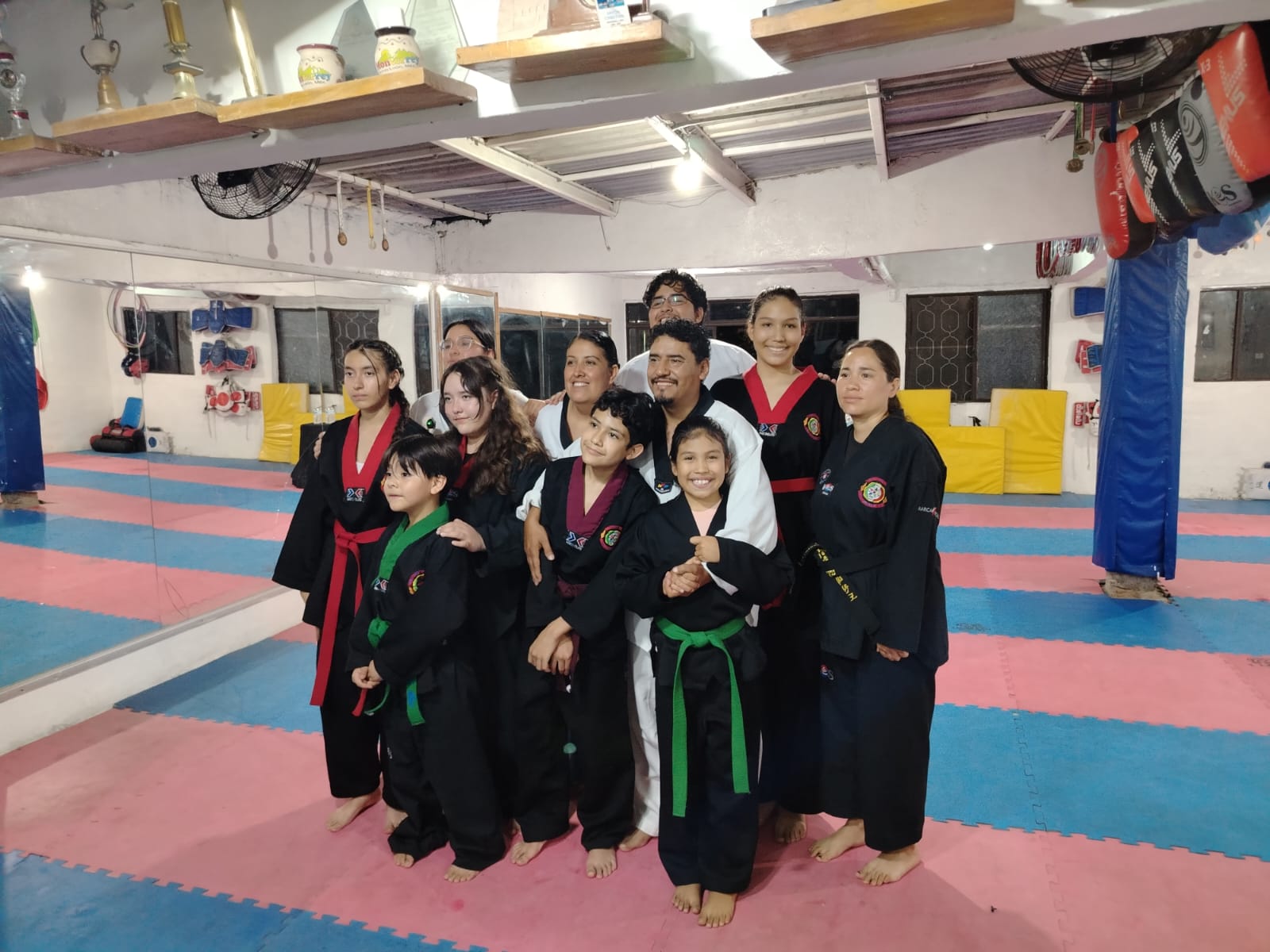 Equipo de instructores y alumnos de Tai Jib Kam