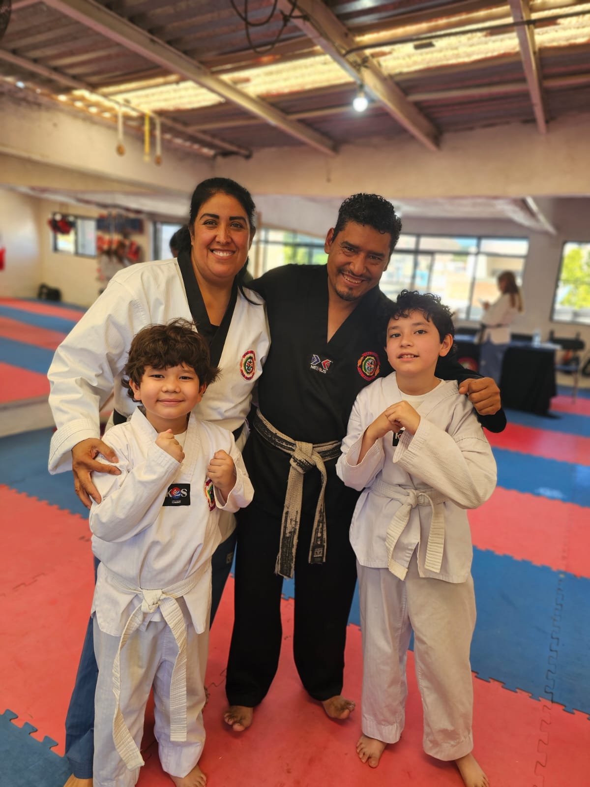 Alumnos y maestros entrenando juntos